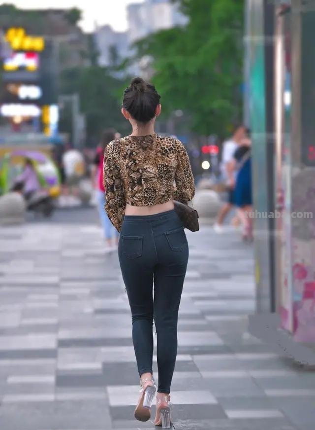 豹纹露脐衬衣搭配紧身破洞裤,时尚清爽,彰显优雅气质,你爱了吗?