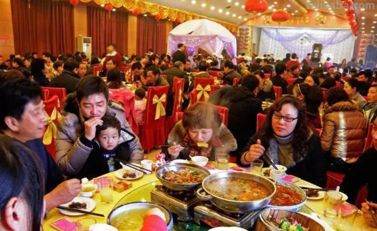 跋山涉水赴宴，随礼不少，却没喝到“一口酒”，真的是越想越来气