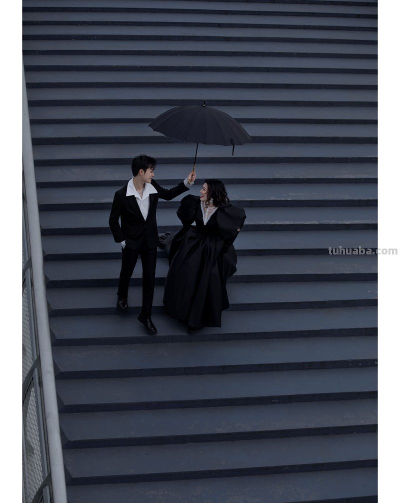 巴黎婚纱（华南总店）-黑色婚纱打造不一样的街拍时尚婚纱照