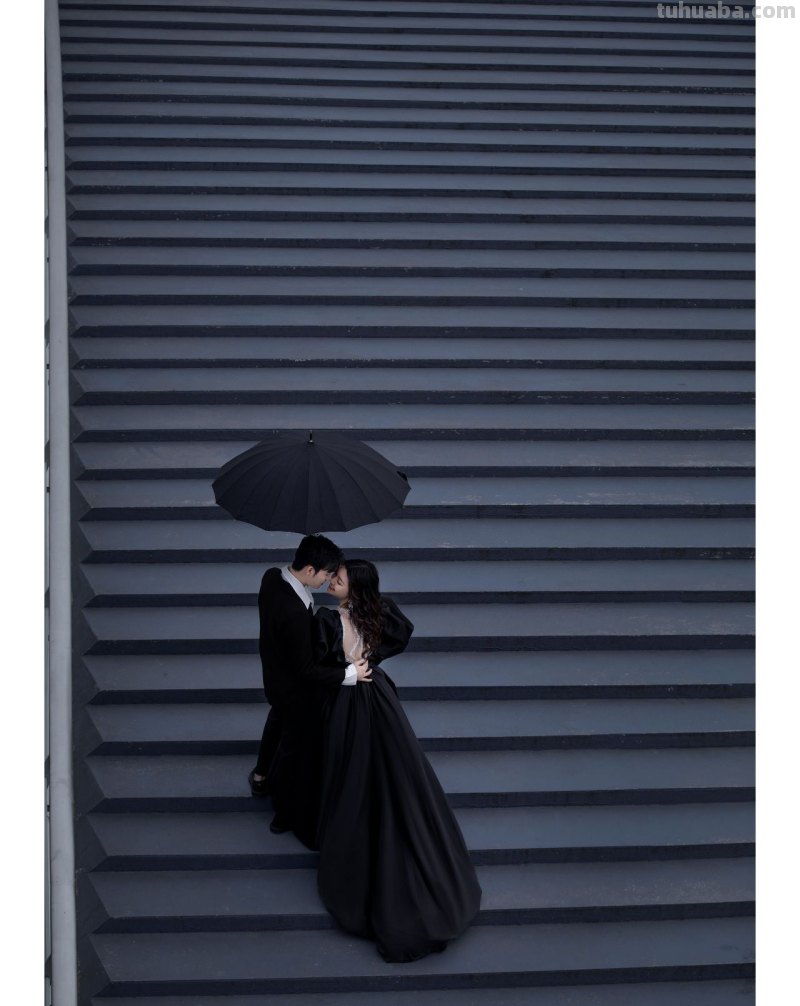 巴黎婚纱（华南总店）-黑色婚纱打造不一样的街拍时尚婚纱照