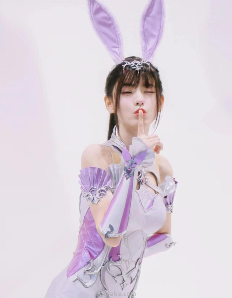 小舞神仙cos来了，身材逼真感十足，胸口破洞魔鬼还原