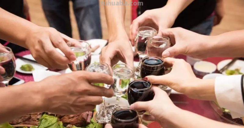 饭局上最让人瞧不起的3个行为，既没礼貌又惹人恨，你都中招了吗