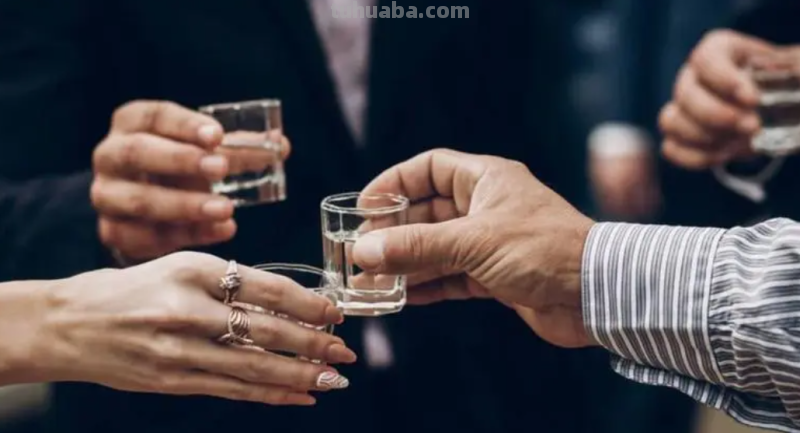 饭局上最让人瞧不起的3个行为，既没礼貌又惹人恨，你都中招了吗