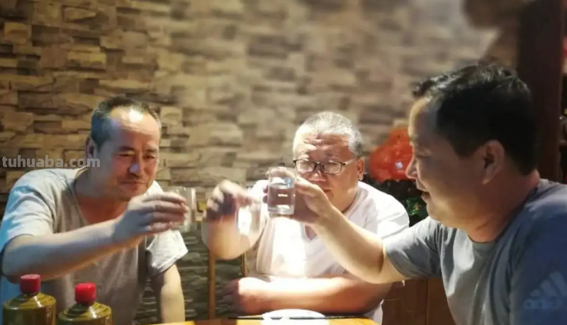 饭局上最让人瞧不起的3个行为，既没礼貌又惹人恨，你都中招了吗
