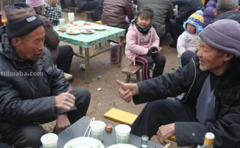 以前宴席，几瓶酒都不够喝，现在为啥一瓶都喝不完？原因让人咂舌