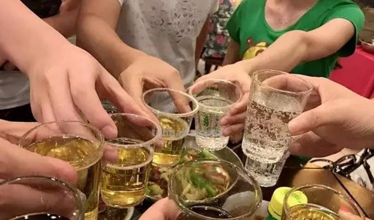 以前宴席，几瓶酒都不够喝，现在为啥一瓶都喝不完？原因让人咂舌