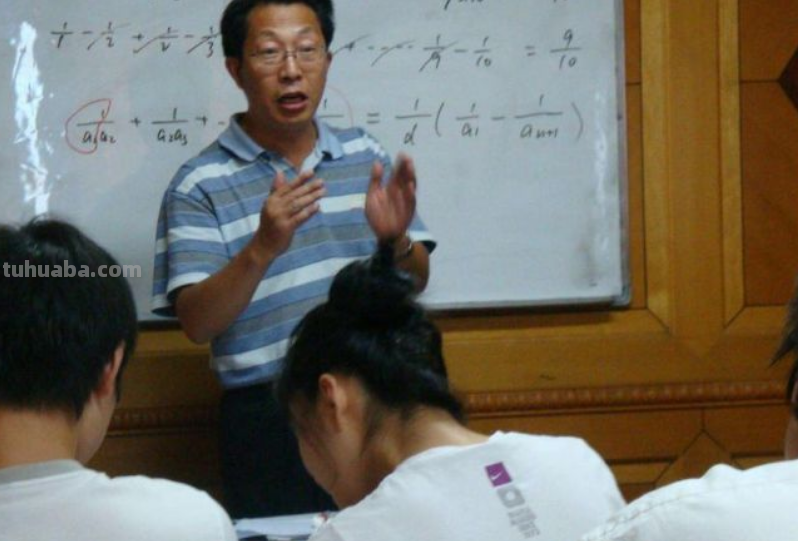 8位同学宴请恩师，点了4瓶茅台和24道菜，结账时却集体“破防”