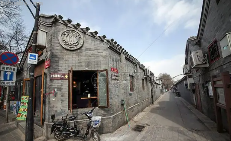 北京大爷聚餐，一桌硬菜却配两款“平价酒”，行家看后：大爷懂酒