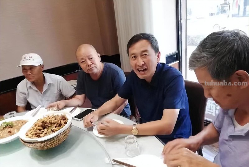 北京大爷聚餐，一桌硬菜却配两款“平价酒”，行家看后：大爷懂酒