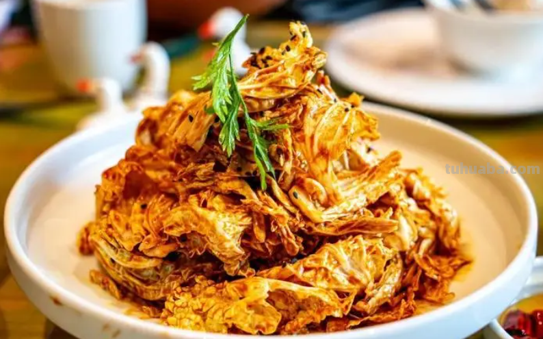 北京大爷聚餐，一桌硬菜却配两款“平价酒”，行家看后：大爷懂酒