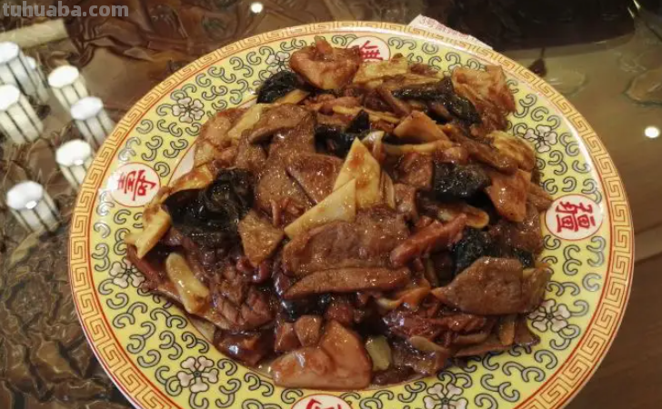 北京大爷聚餐，一桌硬菜却配两款“平价酒”，行家看后：大爷懂酒
