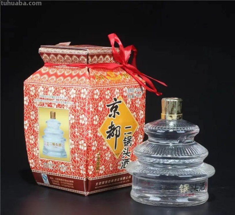 北京大爷聚餐，一桌硬菜却配两款“平价酒”，行家看后：大爷懂酒