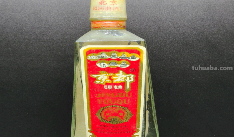 北京大爷聚餐，一桌硬菜却配两款“平价酒”，行家看后：大爷懂酒