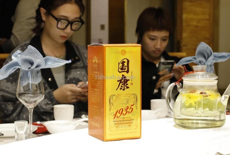 北京大爷聚餐，一桌硬菜却配两款“平价酒”，行家看后：大爷懂酒