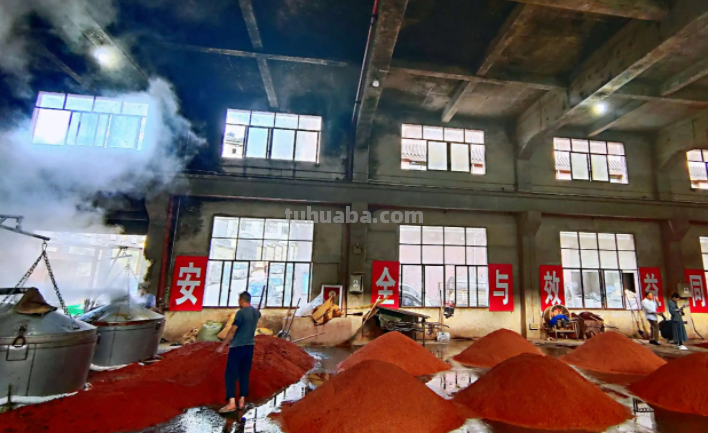 北京大爷聚餐，一桌硬菜却配两款“平价酒”，行家看后：大爷懂酒