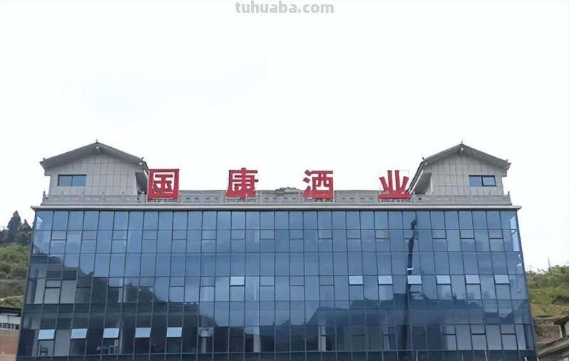 北京大爷聚餐，一桌硬菜却配两款“平价酒”，行家看后：大爷懂酒