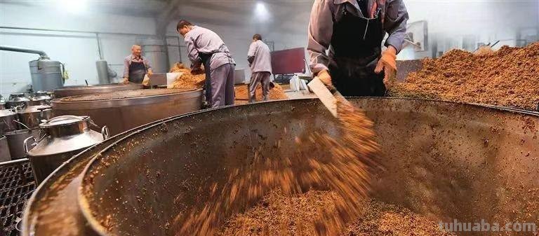 北京大爷聚餐，一桌硬菜却配两款“平价酒”，行家看后：大爷懂酒