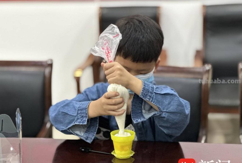 “烘焙小达人”上线！苏州望亭镇四旺村举办的“我们的节日·六一儿童节”DIY蛋糕活动