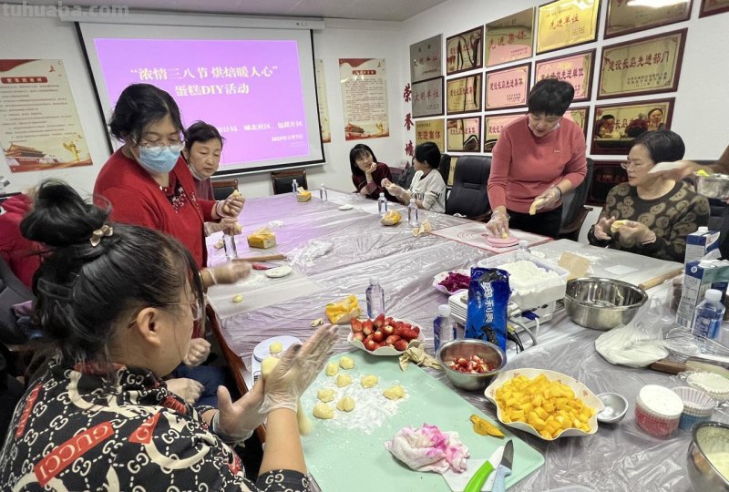 烟台审计局长岛分局举办“浓情三八节 烘焙暖人心”蛋糕DIY活动