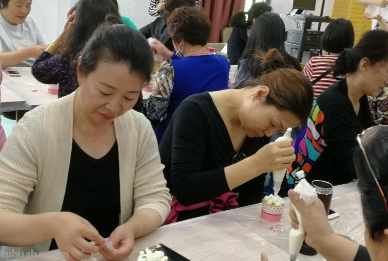 DIY烘焙出幸福的味道-如意湖办事处开展母亲节特别活动