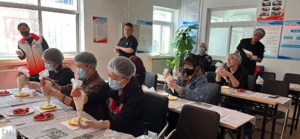 释放压力 为爱烘焙丨杭州道街道社会工作服务站开展社工减压手工蛋糕DIY活动
