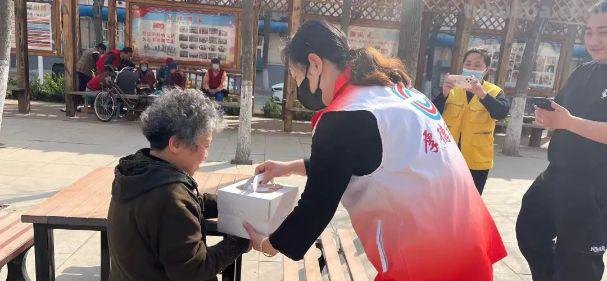 释放压力 为爱烘焙丨杭州道街道社会工作服务站开展社工减压手工蛋糕DIY活动