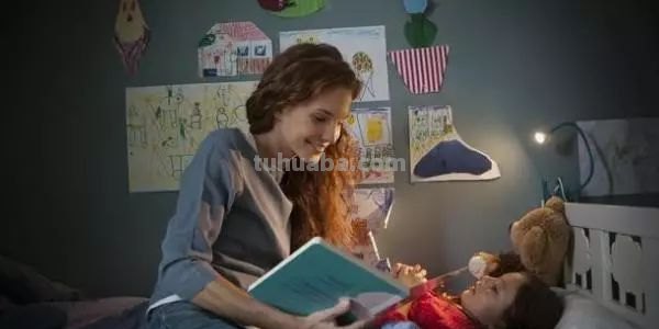 小孩已经上小学一年级了,还是不能一个人独立睡觉,该如何引导他?