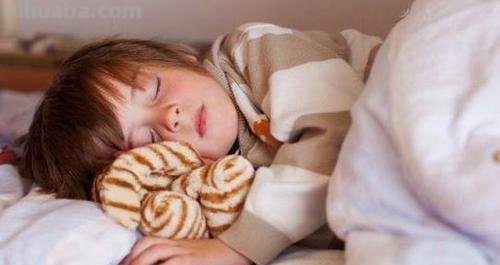 小孩已经上小学一年级了,还是不能一个人独立睡觉,该如何引导他?