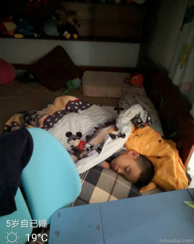 孩子非要和父母睡,怎么能够才让他分开睡呢?