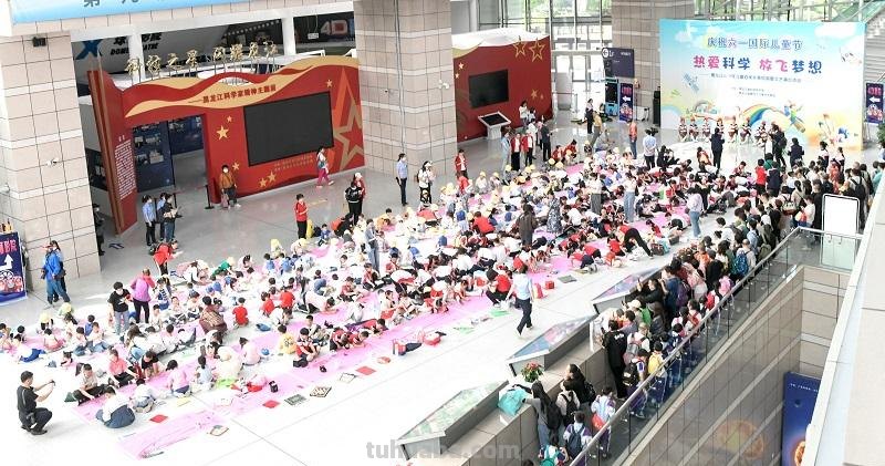 “热爱科学 放飞梦想”长卷绘画庆“六一”