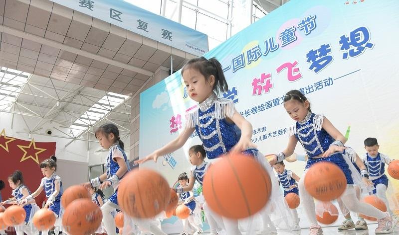 “热爱科学 放飞梦想”长卷绘画庆“六一”