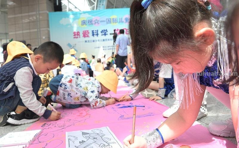 “热爱科学 放飞梦想”长卷绘画庆“六一”