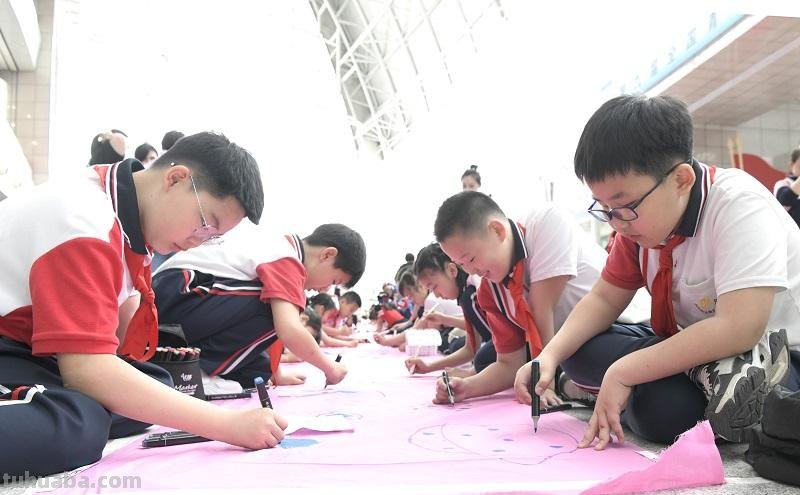“热爱科学 放飞梦想”长卷绘画庆“六一”