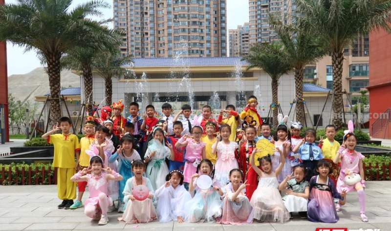 组图丨师生化身经典人物，上演一场cosplay“狂欢”