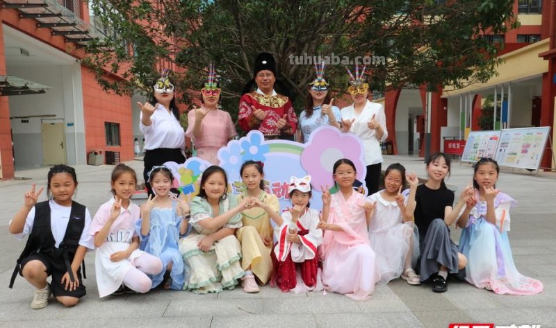 组图丨师生化身经典人物，上演一场cosplay“狂欢”