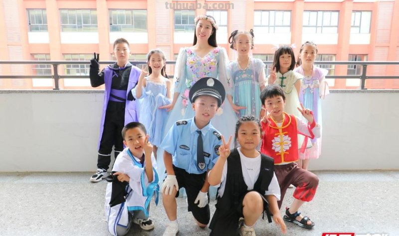 组图丨师生化身经典人物，上演一场cosplay“狂欢”