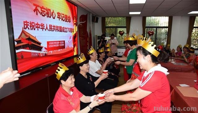 做烘焙DIY寿饼，这个社区举行“新潮”活动情暖重阳