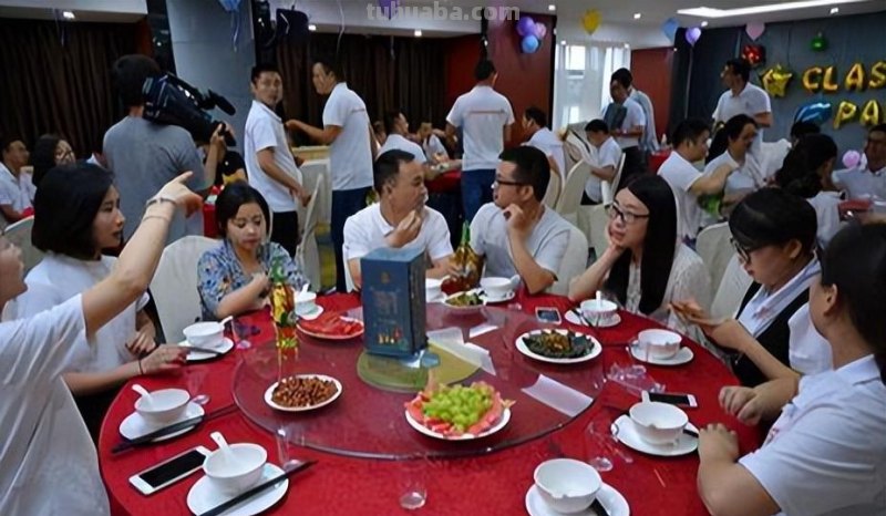 聚会时不管过得怎么样，这3件事别轻易说，免得出丑