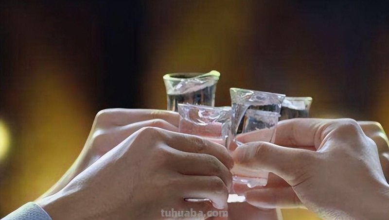 聚会时不管过得怎么样，这3件事别轻易说，免得出丑