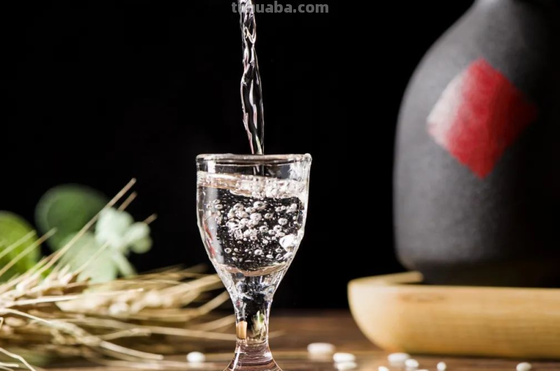 江苏大爷30年日饮2两白酒，冬夏不辍，总结4个诀窍，受益匪浅