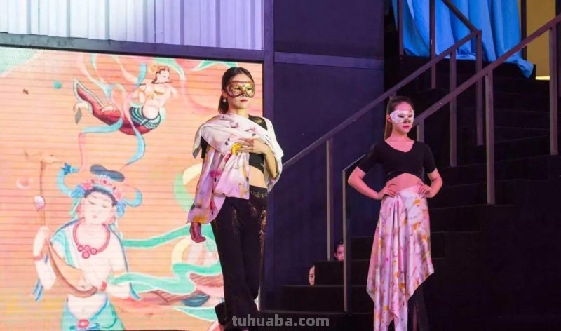 &quot;丹青梦幻“张智栋手绘服饰绘画作品展演秀