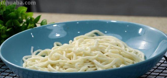 别再买现成的面条了!教你做3款好吃的手工擀面，简单又美味