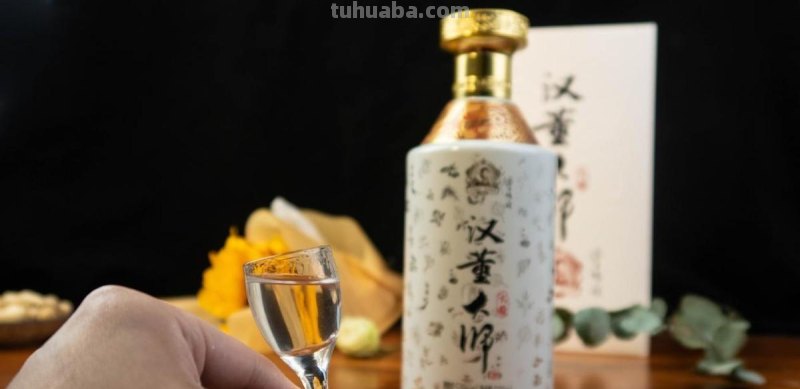 饭桌上应该怎样倒酒，建议了解，误事后悔来不及