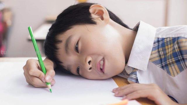 孩子一听作业就愁眉苦脸,怎样才能让孩子轻松愉快的完成作业?