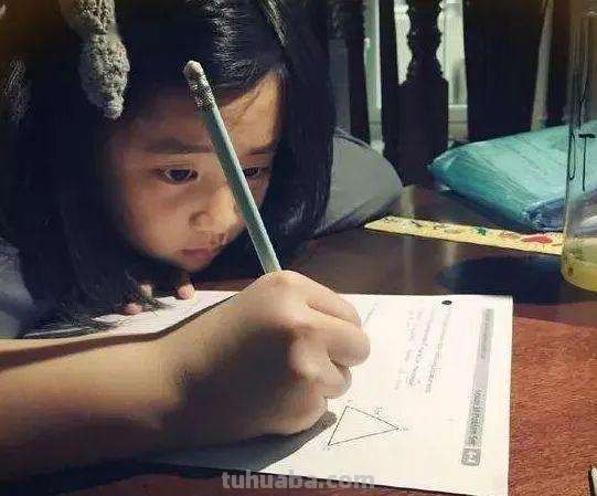 孩子一听作业就愁眉苦脸,怎样才能让孩子轻松愉快的完成作业?