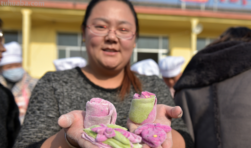 青岛农民美女制作3种“水果”面食，外形逼真还有果肉，无从下嘴