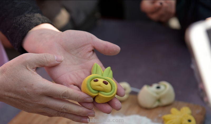 青岛农民美女制作3种“水果”面食，外形逼真还有果肉，无从下嘴