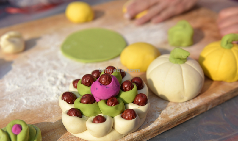 青岛农民美女制作3种“水果”面食，外形逼真还有果肉，无从下嘴