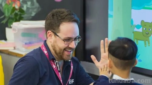 幼儿学英语时,家长不会,要如何进行教育呢?