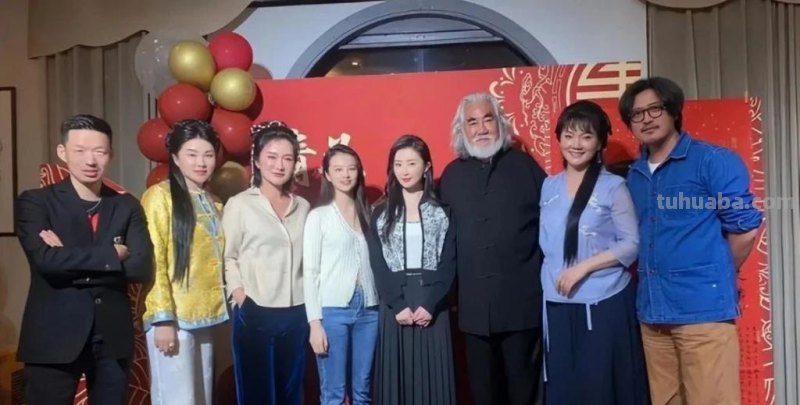 张纪中72岁生日宴，小娇妻与闺蜜团玩Cosplay庆生，还给他喊老爷